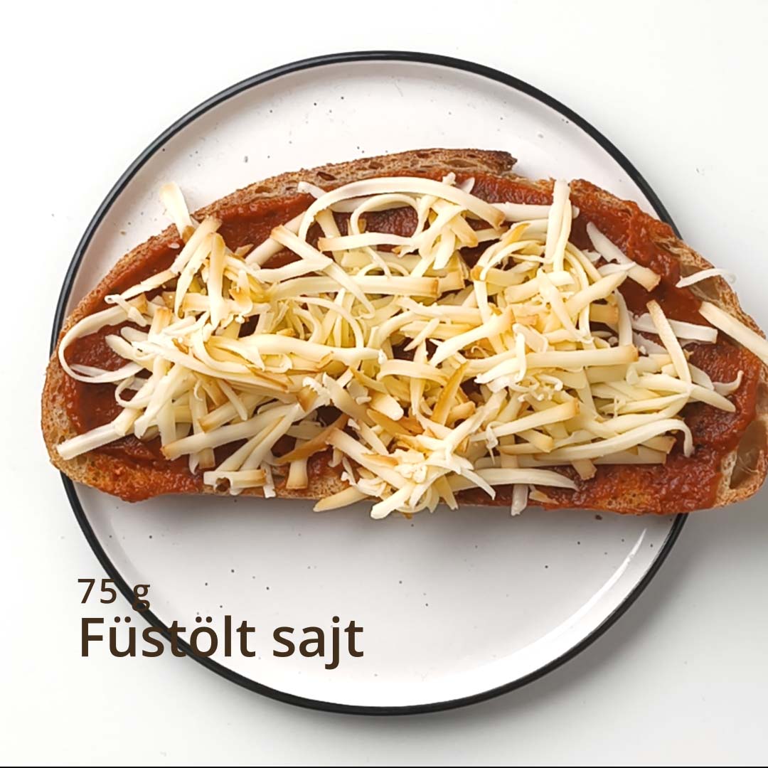 Szórt meg a reszelt sajttal. – Bolognai melegszendvics