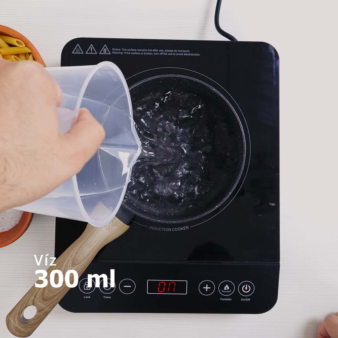 Öntsd az edénybe a 300 ml vizet a főzéshez. – Paradicsomos tészta